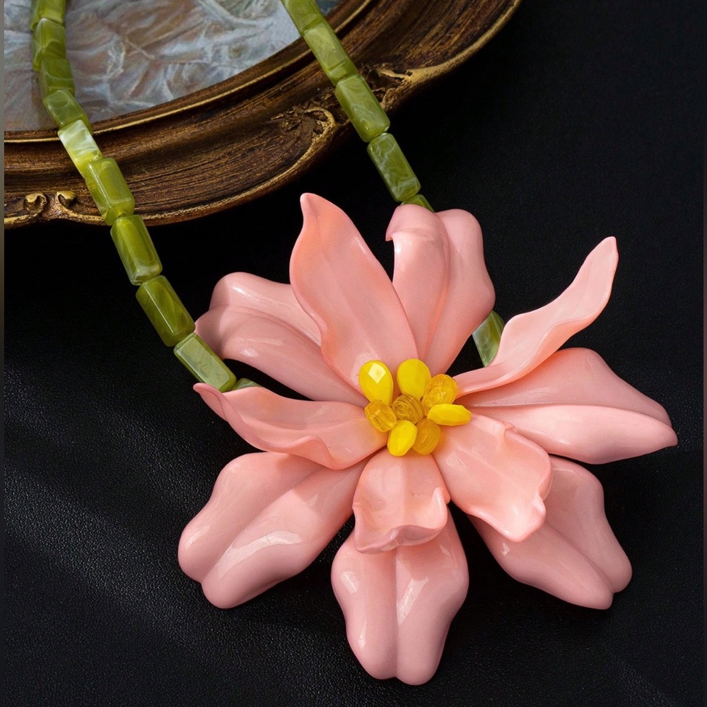๐ Resin Beaded Flower Pendant Necklace - Picture 5 of 6